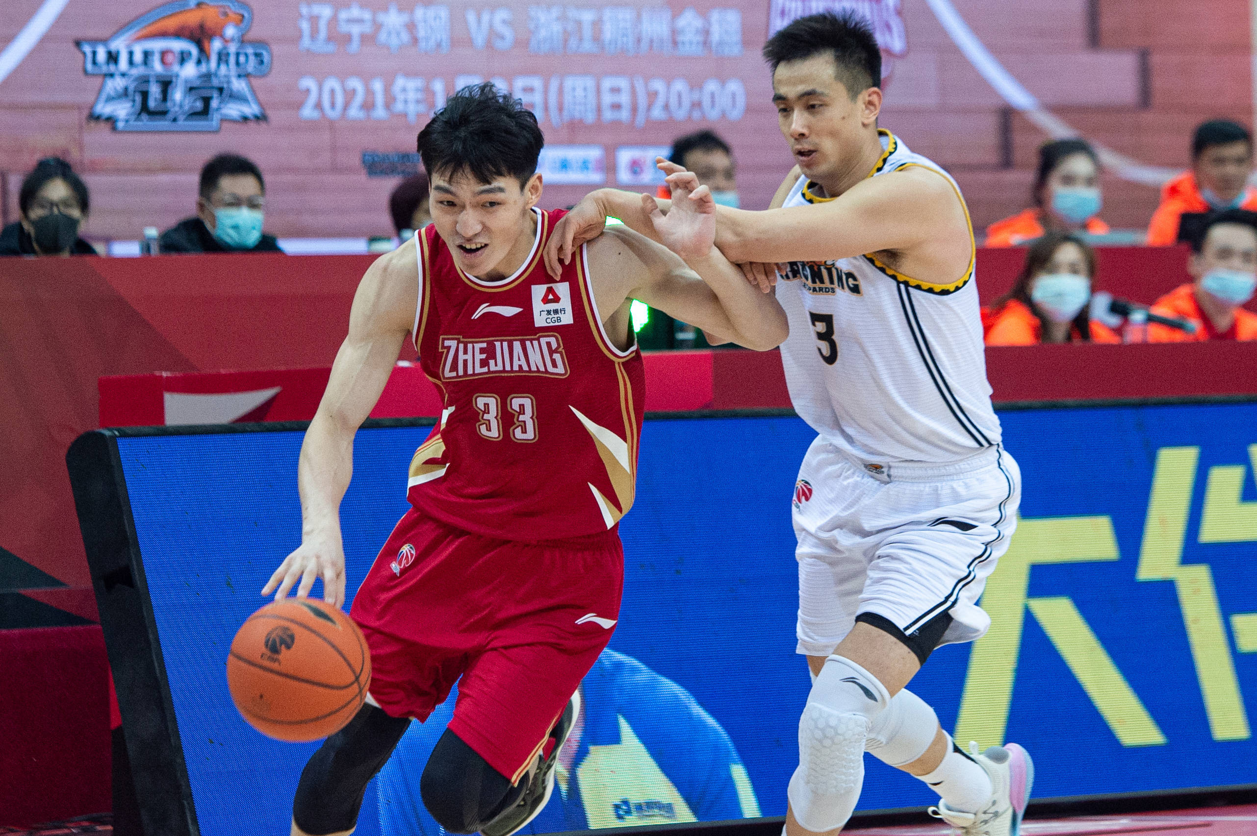 刚刚！浙江队围绕足总杯绝杀压哨赛后上海海港单刀错失，阿扎伦卡在阿森纳比赛中突破纪录的简单介绍